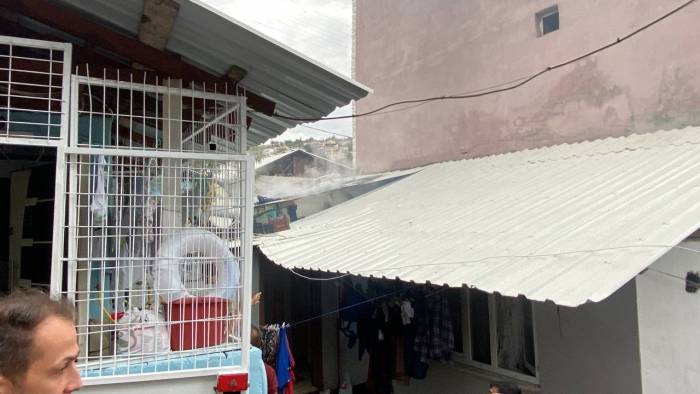 Yangını Gören Mahalleli Sokağa Döküldü