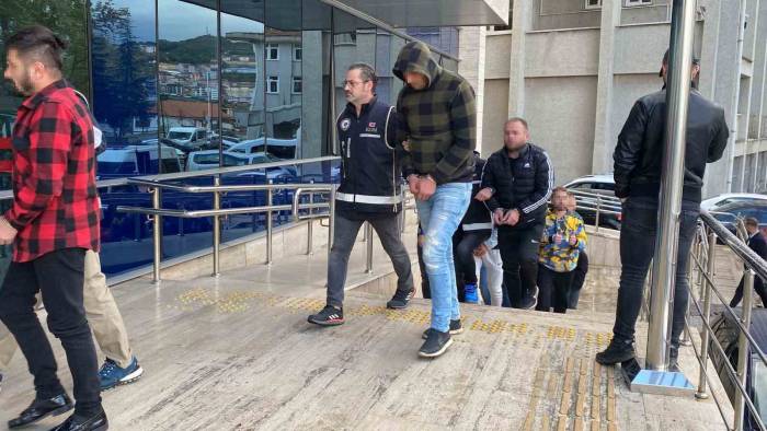 Kafes Operasyonunda Gözaltına Alınan 8 Şüpheli Adliyede
