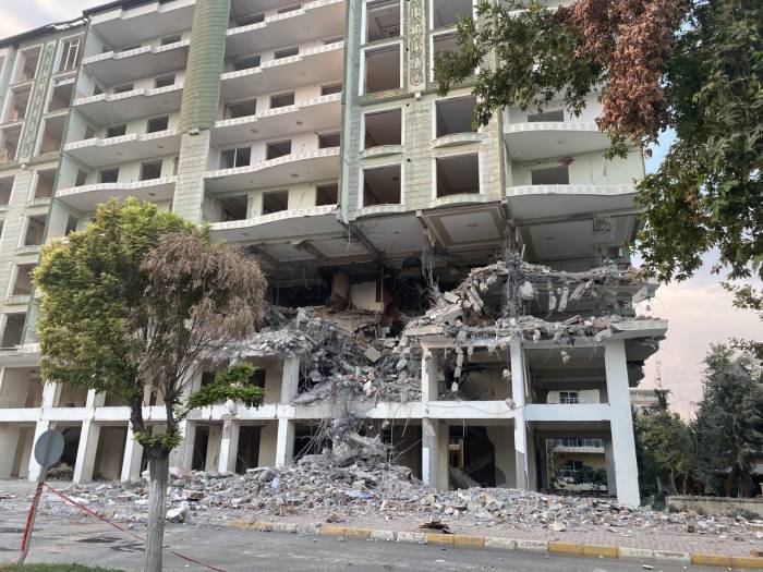 Kolonları Parçalanan Bina Güçlükle Yıkıldı