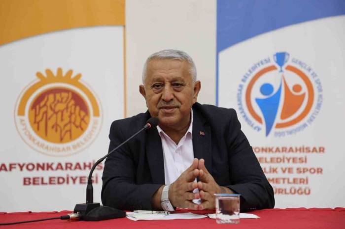 Başkan Zeybek ‘Kariyer Günleri’nde Öğrencilere Tecrübelerini Aktardı