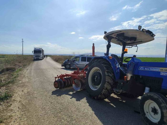 Hafif Ticari Araçla Traktörün Çarpıştığı Kazada 3 Kişi Yaralandı