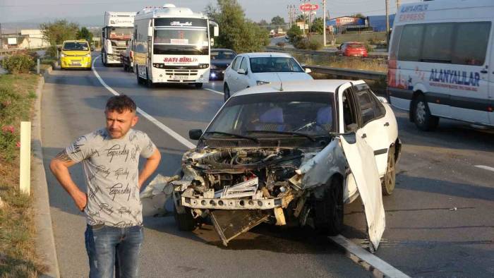 Otomobil Bariyerlere Çarpıp Hurdaya Döndü, Sürücü Burnu Kanamadan Araçtan Çıktı