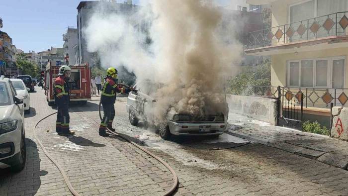 Lpg’li Otomobil Yangında Küle Döndü