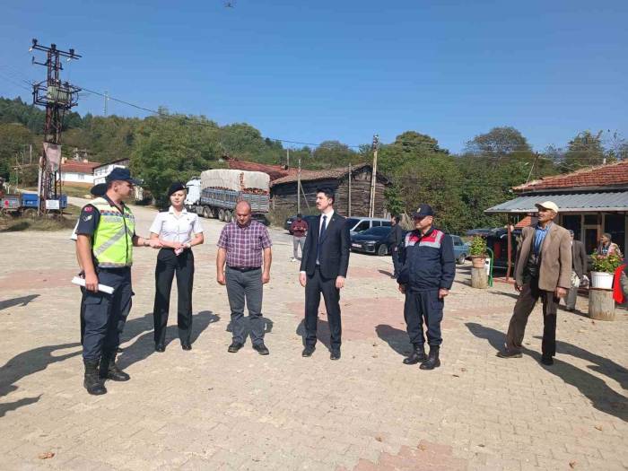 Bilecik’te Jandarma Ekiplerinden Reflektör Bilgilendirmesi