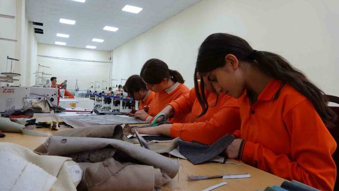Mesleğe Dikiş Yaparak Hazırlanıyorlar