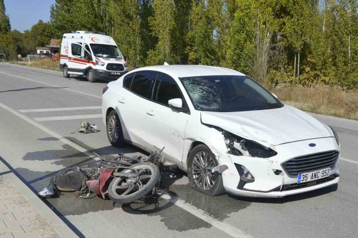 Burdur’da Otomobil İle Motosikletin Çarpıştığı Kaza Kamerada