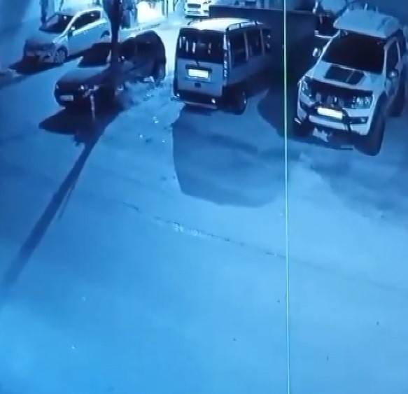 Evin Önünde Araç Lastiğini Ateşe Verdi, Arkasına Bakmadan Böyle Kaçtı