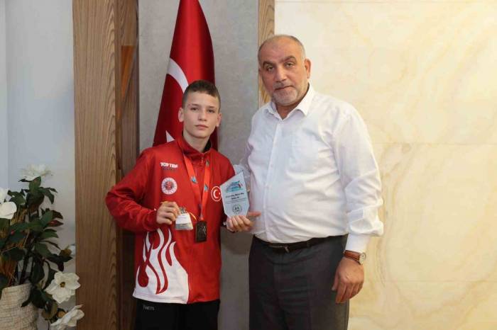 Başkan Sandıkçı’dan Dünya Şampiyonuna Altın
