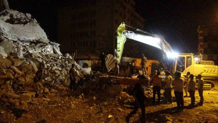 Yıkım Esnasında Bina Çöktü, Operatör Ölümden Döndü: O Anlar Kamerada