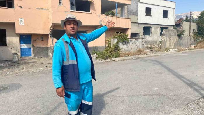 Dört Bir Yani Enkaz Yığınına Dönen Mahallede Mücadelesini Sürdürüyor