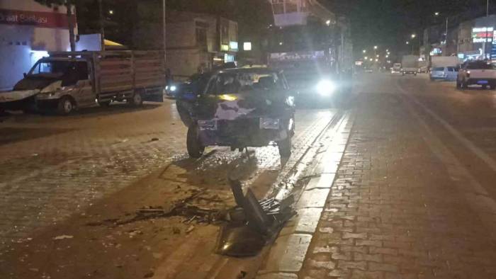 Fenalaşan Babasını Hastaneye Götürürken Kazaya Yaptı: 3 Yaralı