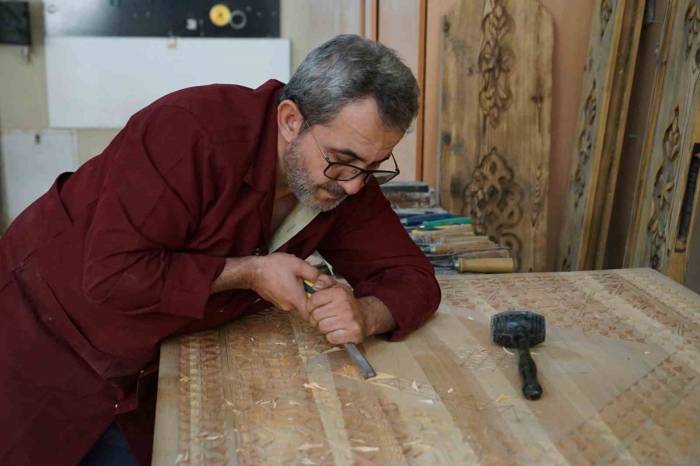 Aylarca Tek Tek Eliyle Oyduğu Ahşap İşlemeler, Yurt Dışından Rağbet Görüyor