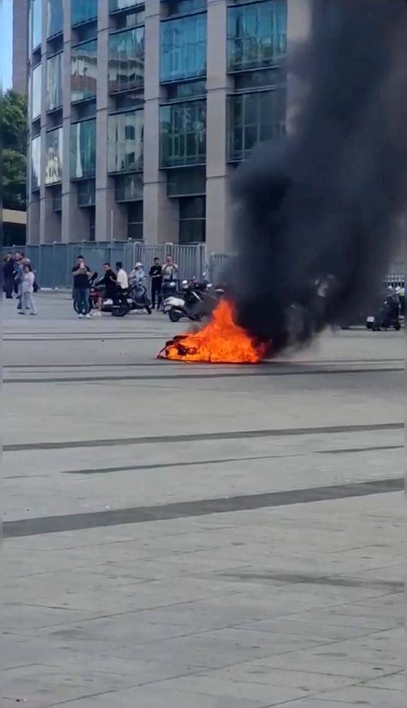 Çağlayan Adliyesi Meydanı’nda Alev Alev Yanan Motosiklet Toma’nın Müdahalesiyle Böyle Söndürüldü