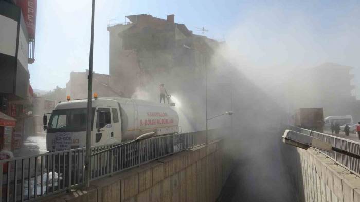 Malatya’da Ağır Hasarlı Binaların Yıkımları Sürüyor