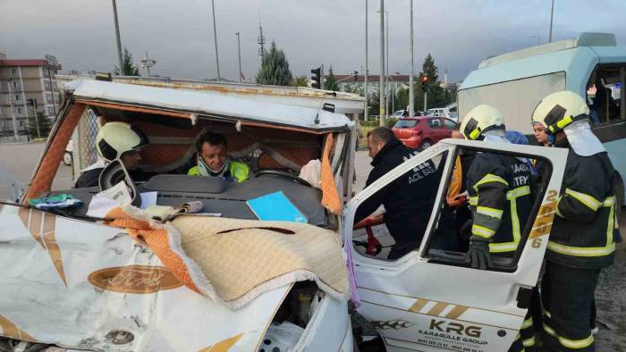Kırmızı Işık İhlali Yapan Yolcu Minibüsü Kamyonetle Çarpıştı: 11 Yaralı