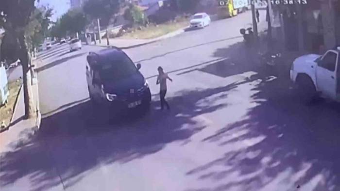 Aracın Çarptığı Çocuk Yola Savruldu, O Anlar Kameraya Yansıdı