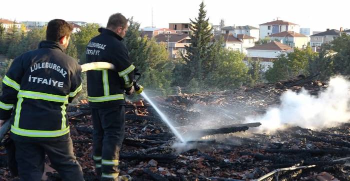 Kırklareli’nde Okulun Çatısında Çıkan Yangın Söndürüldü: Eğitim Öğretime Ara Verildi