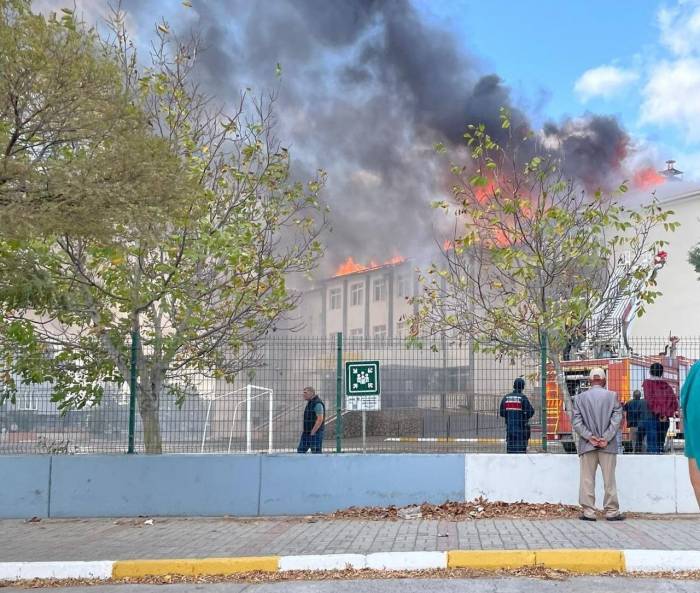 Lüleburgaz’da Kız Meslek Lisesinde Çatı Yangını