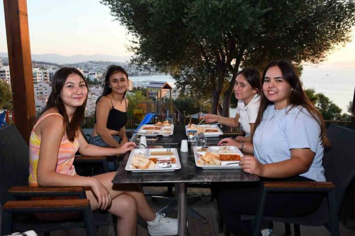 Kuşadası Belediyesi Sofrasını Üniversite Öğrencilerine Açtı