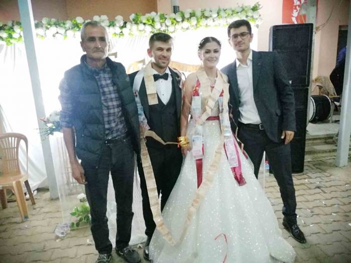 Manisa’da Gelin Ve Damada 8 Metrelik ‘Para Zinciri’ Sürprizi