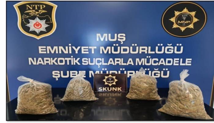 Polisten Kaçarken 4 Torba Uyuşturucuyu Kanala Attılar