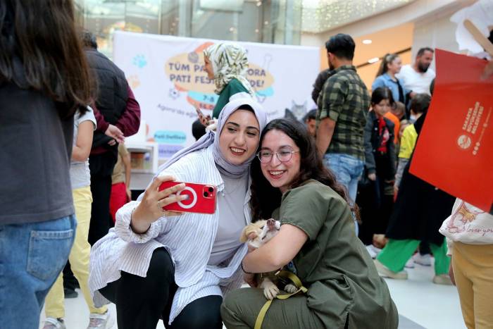 Pati Festivali Renkli Görüntülere Sahne Oldu