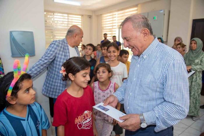 Seyhanlı İhtiyaç Sahibi Öğrencilere ‘Eğitim Destek Kartı’