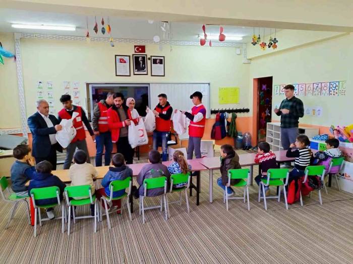 Kızılay Diyadin’de İhtiyaç Sahiplerine Ulaşmaya Devam Ediyor