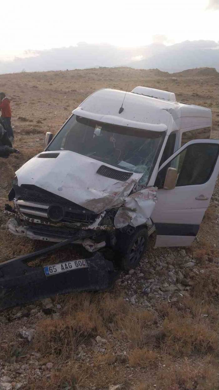 Tıra Arkadan Çarpan Minibüs Yoldan Çıktı: 6 Yaralı