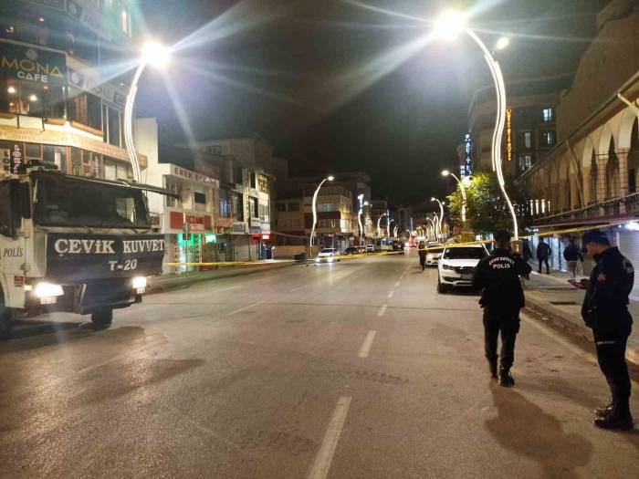 Van’da Şüpheli Paket Alarmı: Fünyeyle Patlatılan Torbadan Turşu Bidonu Ve Kışlık Sebze Çıktı