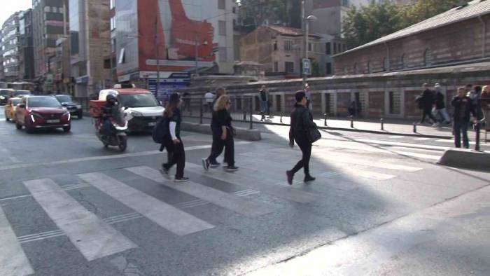 Kadıköy’de Yaya Geçidi Denetimi Gerçekleştirildi, 5 Sürücüye Ceza Kesildi