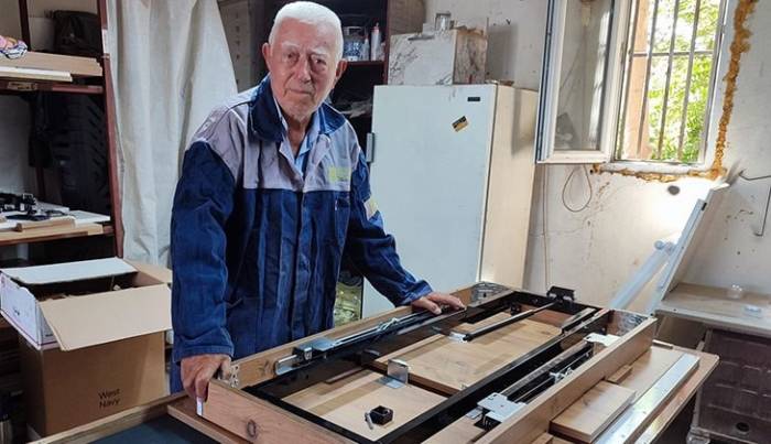 85 Yaşındaki Emekli Öğretmen, Kurduğu Atölyede Akıllı Sehpa Üretiyor