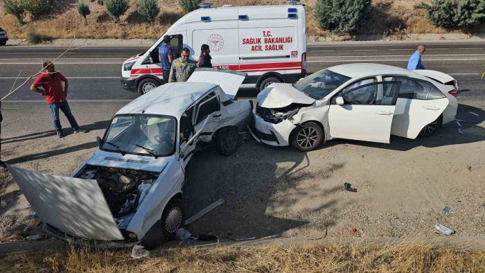 Adıyaman’da İki Otomobil Çarpıştı: 4 Yaralı