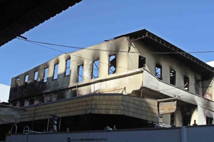 Gece Alev Alev Yanan Ahşap Atölyesi 3 Saatte Söndürüldü, Soğutma Çalışmaları Öğlene Kadar Sürdü