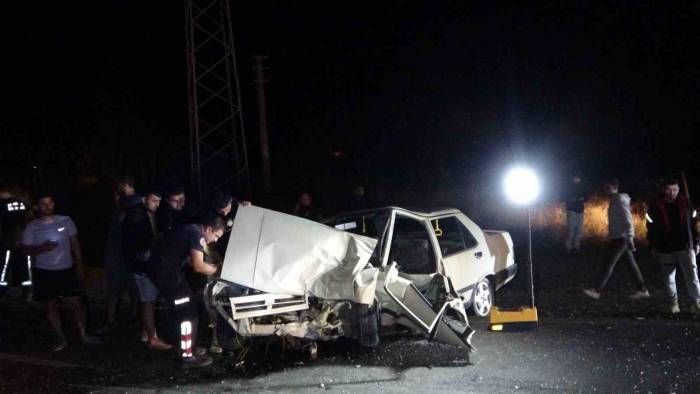 Alkollü Kuzenler Düğün Dönüşü Kırmızı Işıkta Birbirine Girdi: 3 Ağır Yaralı