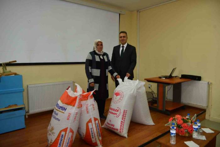 Ardahan’da Üreticilere 215 Ton Tritikale Ve Kavılca Tohumu Dağıtıldı
