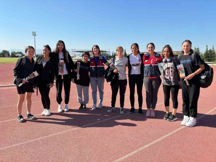 Aydın Jandarması Kız Çocuklarını Unutmadı
