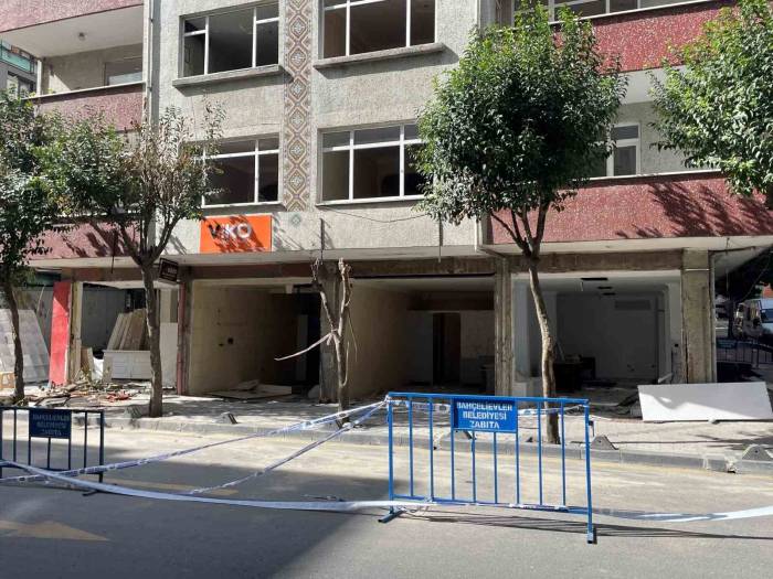 Bahçelievler’de Doğalgaz Patlamasının Yaşandığı Bina Yıkılıyor