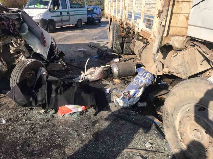 Süt Toplama Aracı Kamyonla Çarpıştı: 1 Ölü, 5 Yaralı