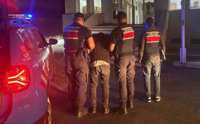 70 Yaşındaki Kadını Kendini Jandarma Olarak Tanıtan Dolandırıcı, Jandarmadan Kaçamadı