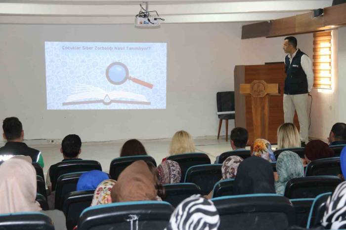 Diyarbakır Emniyet Müdürlüğü Çocuk Şube Müdürlüğü ’eğitim Ailede Başlar’ Projesiyle Velileri Bilgilendirdi