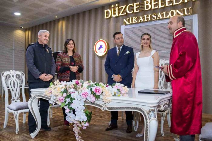 Polislerin Nikah Şahidi Oldular