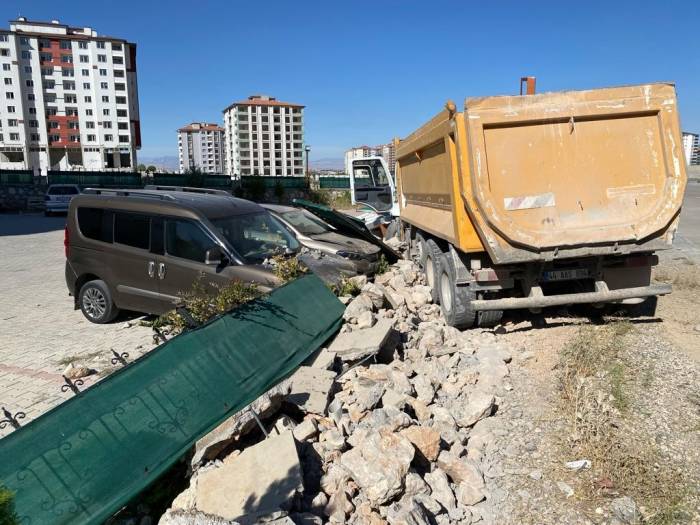 El Frenini Çekmeyi Unuttuğu Kamyonu Park Halindeki Araçların Arasına Daldı
