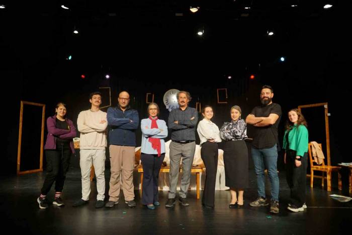 Ebb Şehir Tiyatrosu “Geç Kalanlar” İle Yeni Sezona “Perde” Dedi