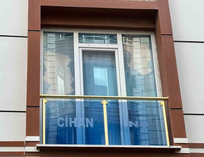 Boşanma Aşamasındaki Eşinin Kaldığı Evi Taşladı