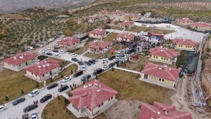 Bakan Özhaseki: "Yapımı Biten İlk Etap Köy Evlerimizi, 25 Konutumuzu Hak Sahiplerimize Teslim Ediyoruz"