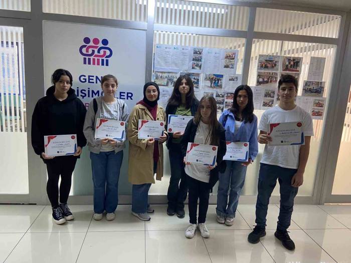 Fikirlerini Geliştiren Öğrenciler Sertifikalarına Kavuştu