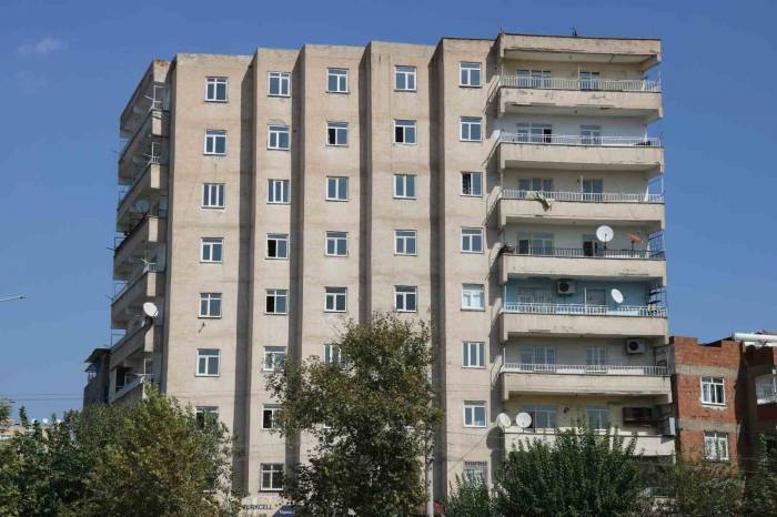 95 Yaşındaki Fuat Dede Depremlerde Terk Edilen Binada Tek Başına Yaşıyor