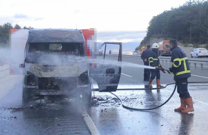Kastamonu’da Seyir Halindeki Kargo Aracı Yandı