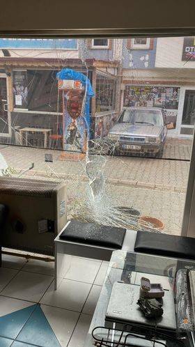Motosikletin Gazına Bastı, Kontrolü Kaybedip İş Yerine Daldı